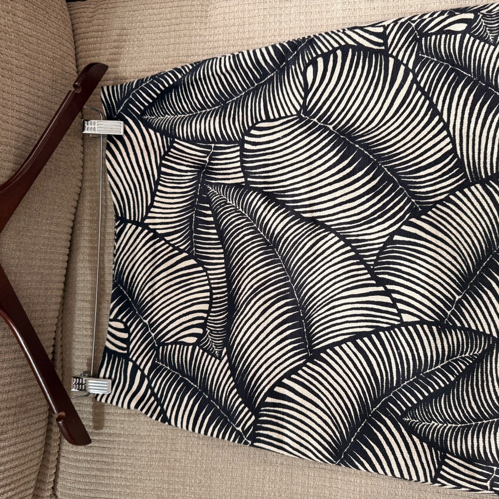 Ann Taylor Black and Cream Leaf Pattern Mini Skirt